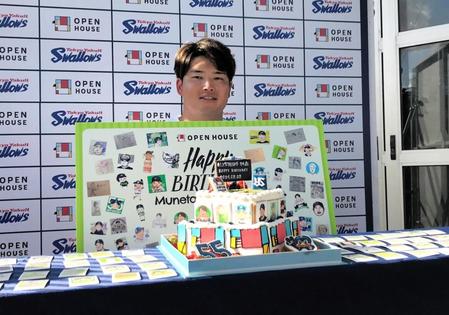 　２４歳の誕生日を祝われた村上