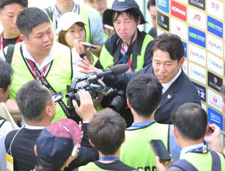 　楽天キャンプの視察を終え、取材に応じる侍ジャパン・井端監督（右）＝撮影・伊藤笙子