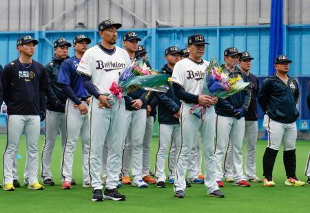 　キャンプインし、歓迎セレモニーに出席したオリックスの（手前右から）中嶋監督、平野佳ら＝宮崎