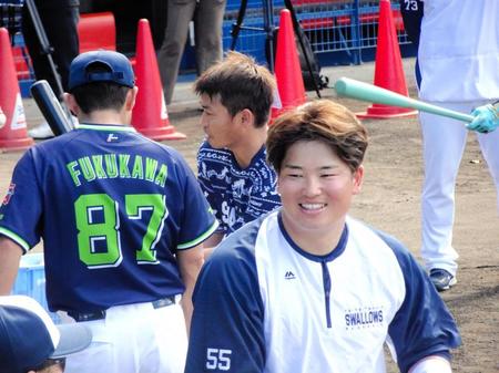 　打撃練習で笑顔を見せる村上