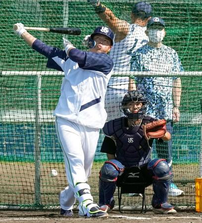 　打撃練習する村上