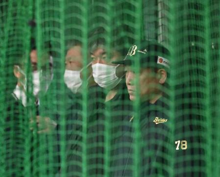 　ブルペンを視察する（右から）中嶋監督、野茂英雄氏（撮影・北村雅宏）