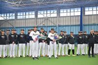 　歓迎セレモニーで花束を手にする中嶋監督（中央右）