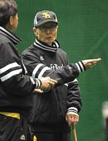 　練習を見守るソフトバンク・王会長（撮影・高部洋祐）