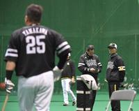 　山川（25）の打撃練習を見守るソフトバンク・王会長（右）＝撮影・高部洋祐