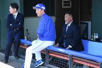 　中日のキャンプに熱視線を送る清原和博氏（右）。左から元木大介氏、立浪監督（撮影・開出牧）