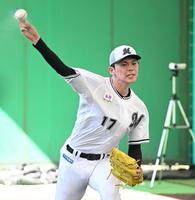 　ブルペンで投げ込む佐々木（撮影・棚橋慶太）