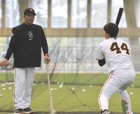 　ドラフト３位・佐々木を密着指導する阿部監督