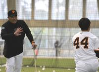　ドラフト３位・佐々木を密着指導する阿部監督