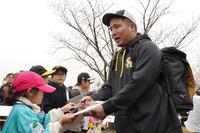 　ファンにサインする山川（撮影・高部洋祐）