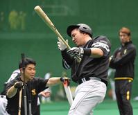 　近藤（左）のアドバイスを受けながら打撃練習に励む山川（撮影・高部洋祐）