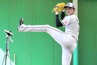 　ブルペンで投げ込む佐々木（撮影・棚橋慶太）