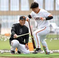 　阿部監督（左）の厳しい打撃指導に耐えかね、こけそうになる佐々木（撮影・西岡正）