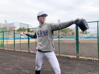 　兄・朗希から譲り受けたグラブでキャッチボールする佐々木怜希