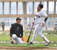 　阿部監督（左）の厳しい打撃指導に耐えかね、こけそうになる佐々木（撮影・西岡正）