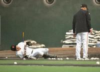 　阿部監督（右）の厳しい打撃指導に転倒する泉口（撮影・西岡正）