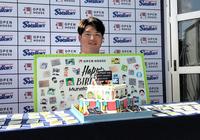 　２４歳の誕生日を祝われた村上