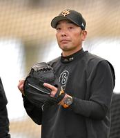 　ブルペンの投手陣を見る阿部監督（撮影・西岡正）