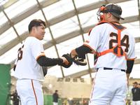 　ブルペン投球を終え、大城（右）とタッチを交わす馬場（撮影・西岡正）