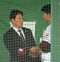 　早川（右）と握手を交わす侍ジャパン・井端監督（撮影・伊藤笙子）
