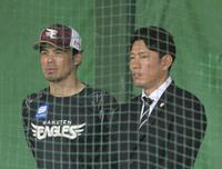 　楽天キャンプを視察する侍ジャパン・井端監督（右）と今江監督（撮影・伊藤笙子）