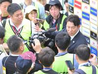 　楽天キャンプの視察を終え、取材に応じる侍ジャパン・井端監督（右）＝撮影・伊藤笙子