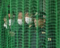 　ブルペンを視察する（右から）中嶋監督、野茂英雄氏（撮影・北村雅宏）