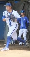 　初ブルペンで投げる松本凌