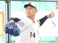　ブルペンで投げ込む小島（撮影・棚橋慶太）