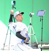 　ブルペンで熱のこもった投球を見せる小島（撮影・棚橋慶太）
