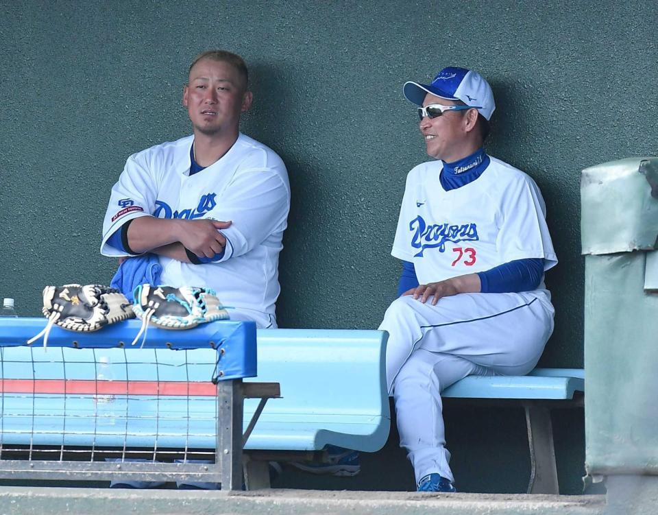 　ナインの打撃練習を見ながらベンチで立浪監督（右）と話し込む中田（撮影・開出牧）