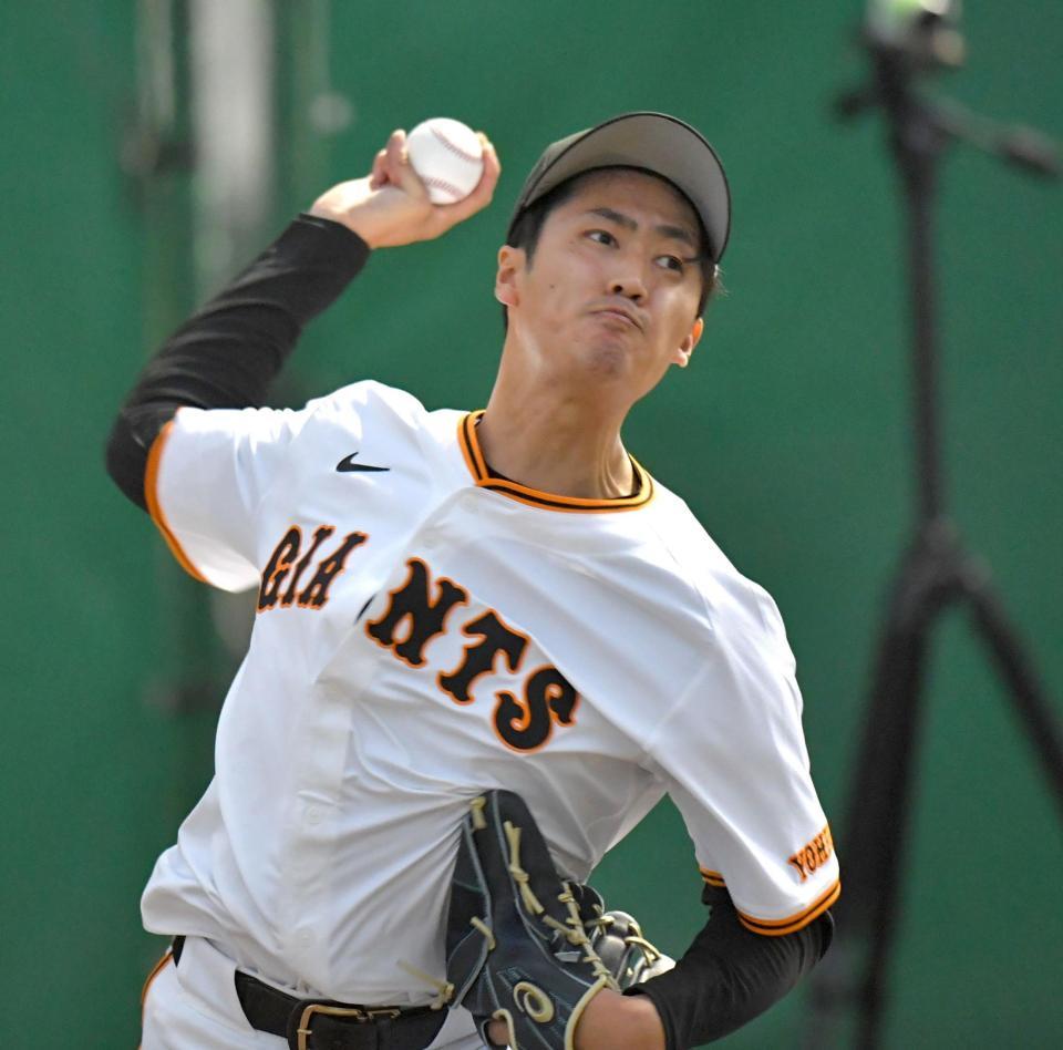 　キャンプ初日にブルペン入りした西舘（撮影・西岡正）