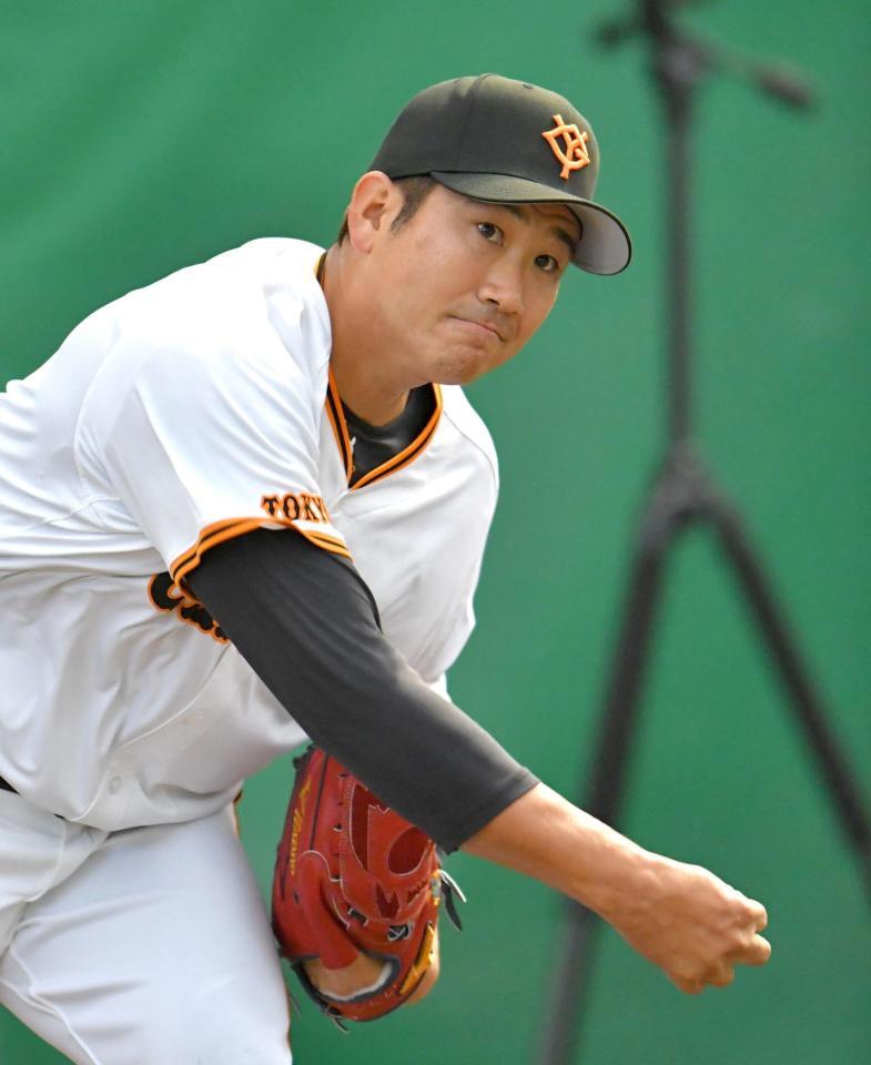 　ブルペン入りし、投球する菅野（撮影・西岡正）