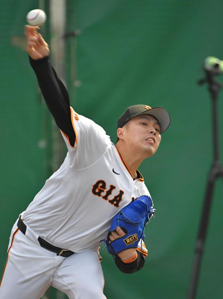 　ブルペン入りし、投球する馬場（撮影・西岡正）