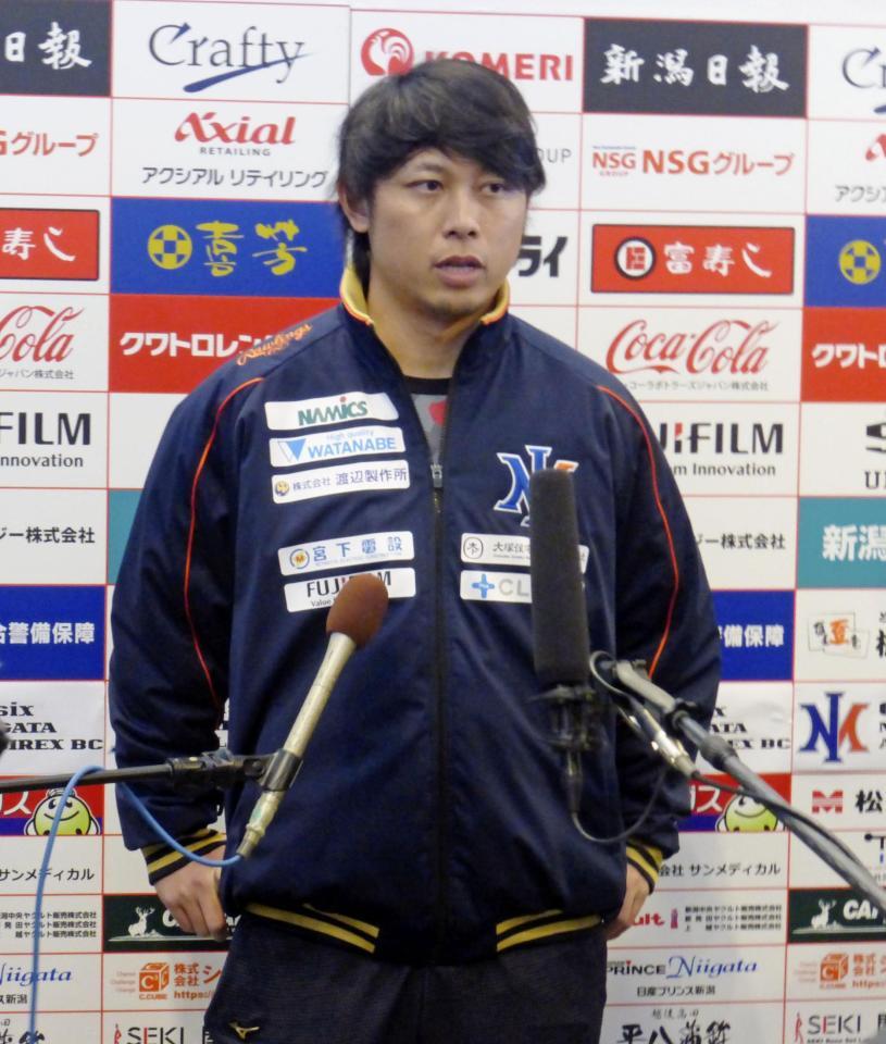 　新球団のオイシックスがキャンプインし、練習後に取材に応じる前阪神の高山