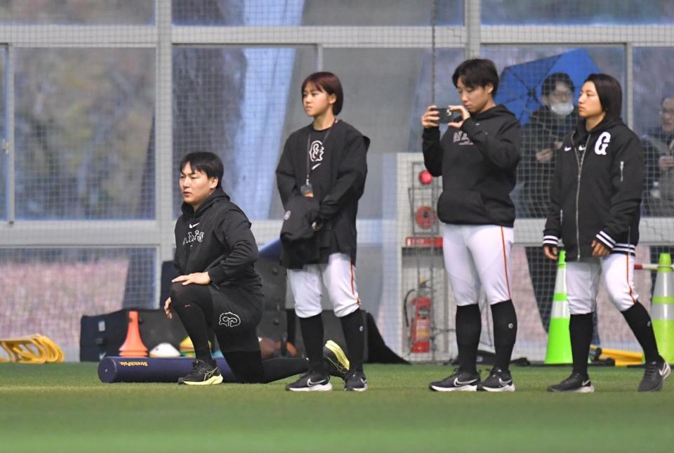 　早出練習に参加する丸（左）＝撮影・西岡正