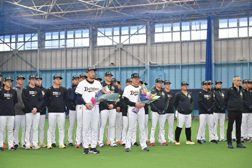 　歓迎セレモニーで花束を手にする中嶋監督（中央右）