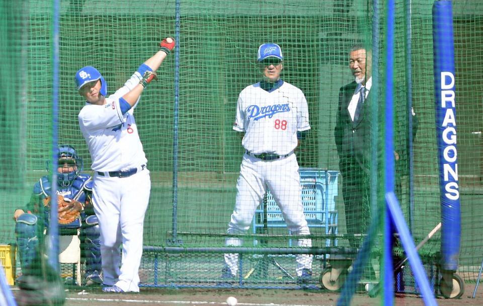　中日キャンプを訪問し中田翔（左）のフリー打撃を見る清原和博氏（右）。中央は片岡ヘッドコーチ（撮影・開出牧）