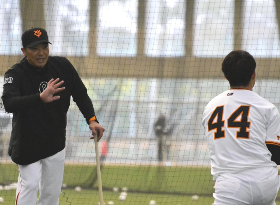 　ドラフト３位・佐々木を密着指導する阿部監督