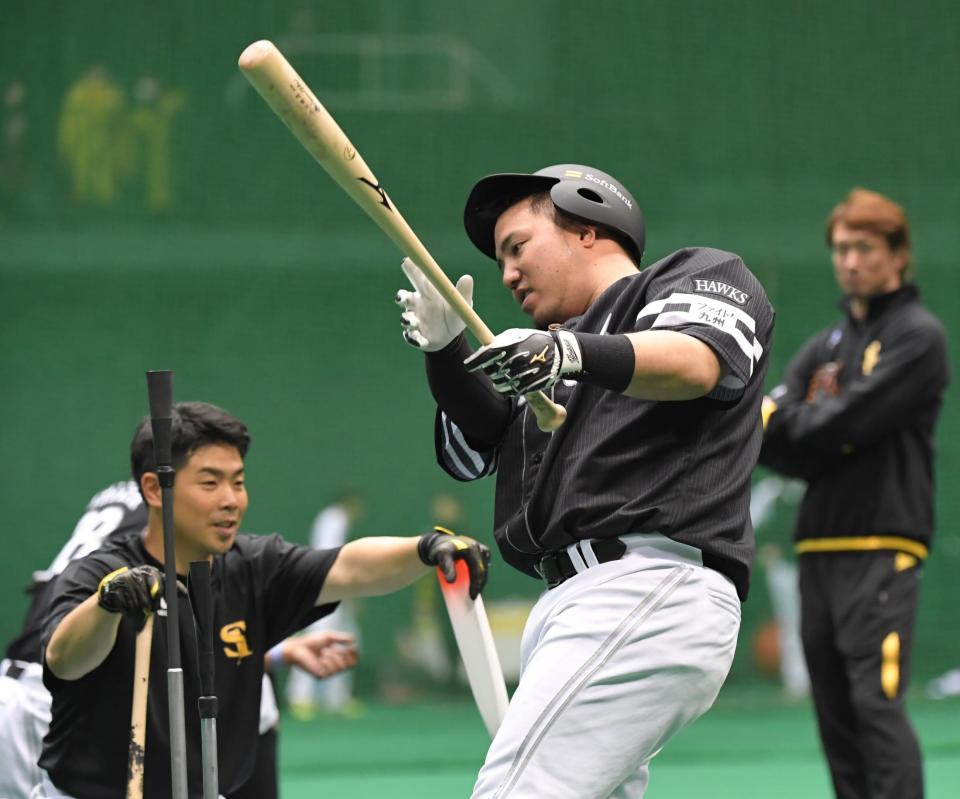 　近藤（左）のアドバイスを受けながら打撃練習に励む山川（撮影・高部洋祐）