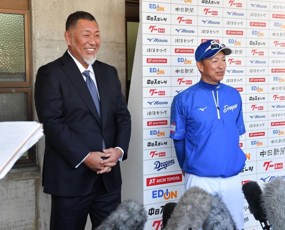 　中日キャンプを訪問し笑顔で取材に応じる清原和博氏（左）。右は立浪監督（撮影・開出牧）