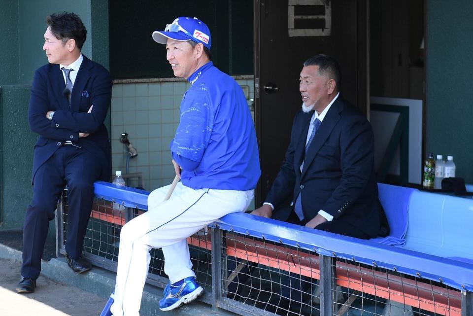 　中日のキャンプに熱視線を送る清原和博氏（右）。左から元木大介氏、立浪監督（撮影・開出牧）