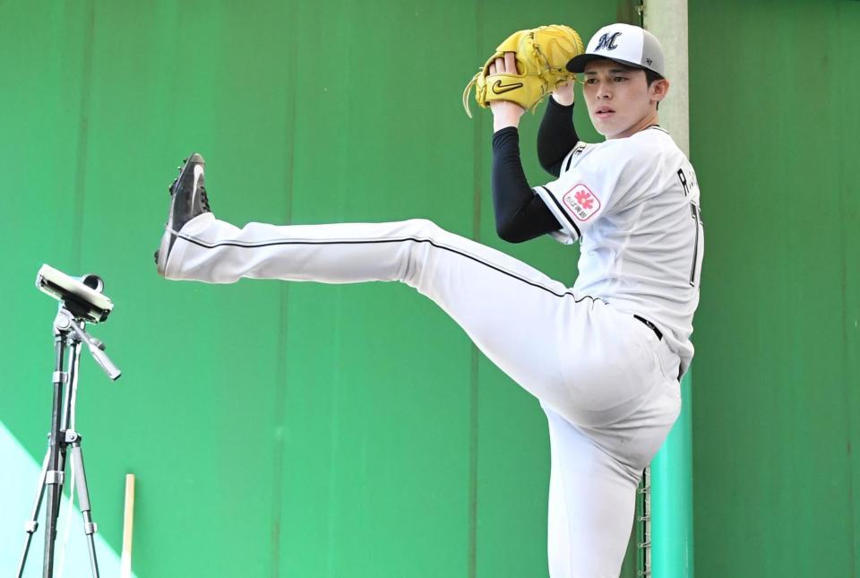 　ブルペンで投げ込む佐々木（撮影・棚橋慶太）