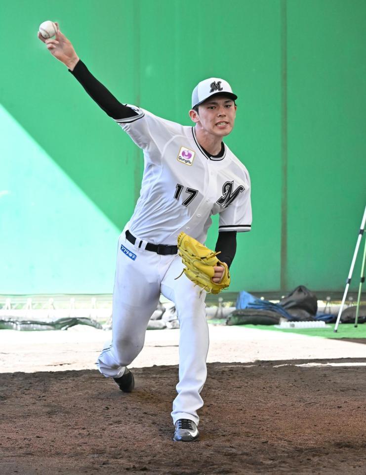 　ブルペンで投球練習する佐々木