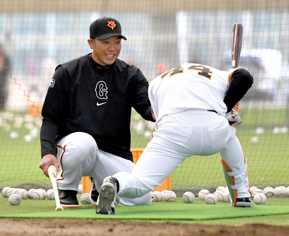 　笑顔を浮かべて、佐々木（右）に厳しく指導する阿部監督（撮影・西岡正）