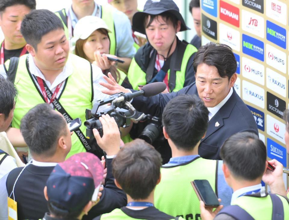 　楽天キャンプの視察を終え、取材に応じる侍ジャパン・井端監督（右）＝撮影・伊藤笙子