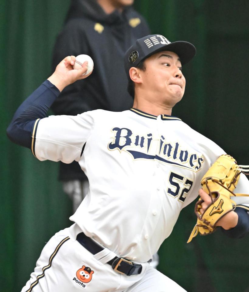 　ブルペンで投球練習する横山楓（撮影・北村雅宏）