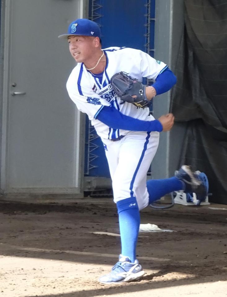 　ブルペン入りしたドラフト２位・松本凌