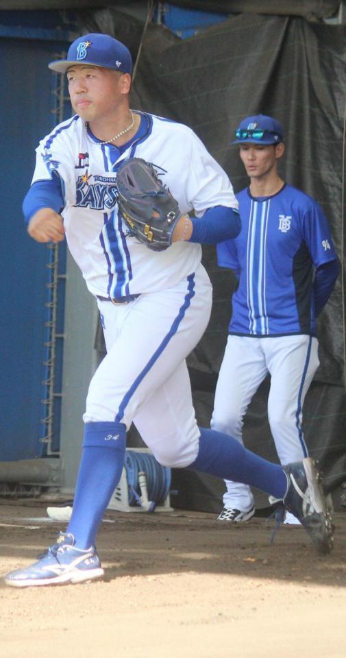 　初ブルペンで投げる松本凌