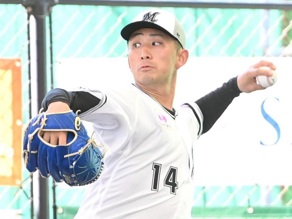 　ブルペンで投げ込む小島（撮影・棚橋慶太）